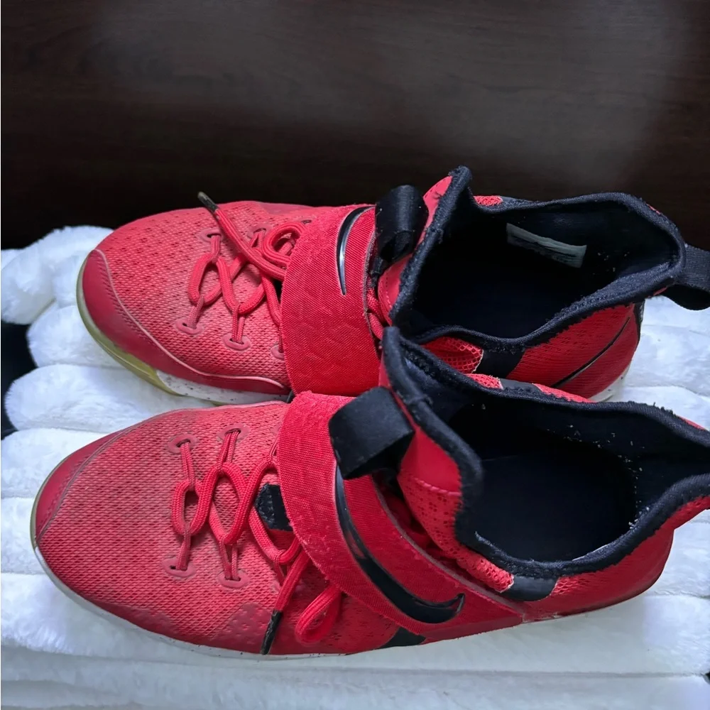 Nike Lebron 14's‎ Youth Size 6.5 Red Black Shoes